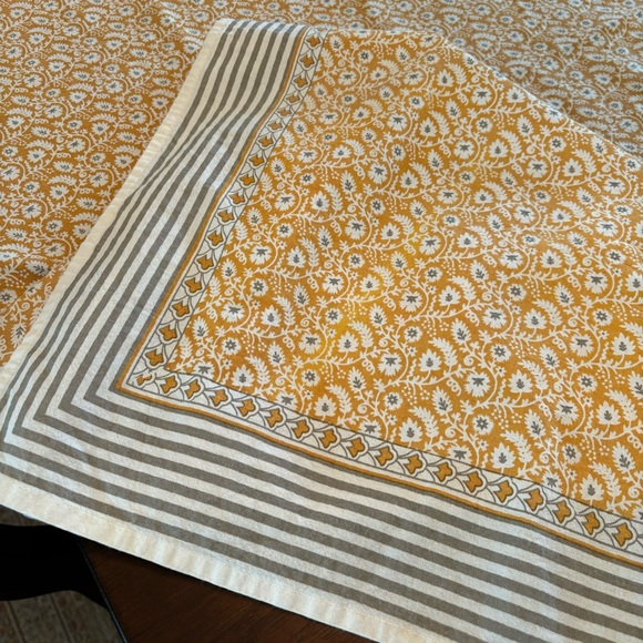 Williams Sonoma-Pattern Tablecloth in gold/grey/cream Paisley Print-100% cotton - Picture 4 of 9